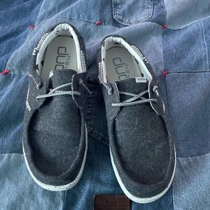 Men’s size 10 Hey Dudes.